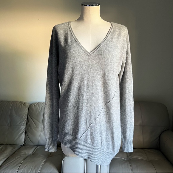 WYATT Collection 100% Cashmere Knit Sweater Sz S Asymmetrical Hem V Neck Grey - Picture 17 of 17